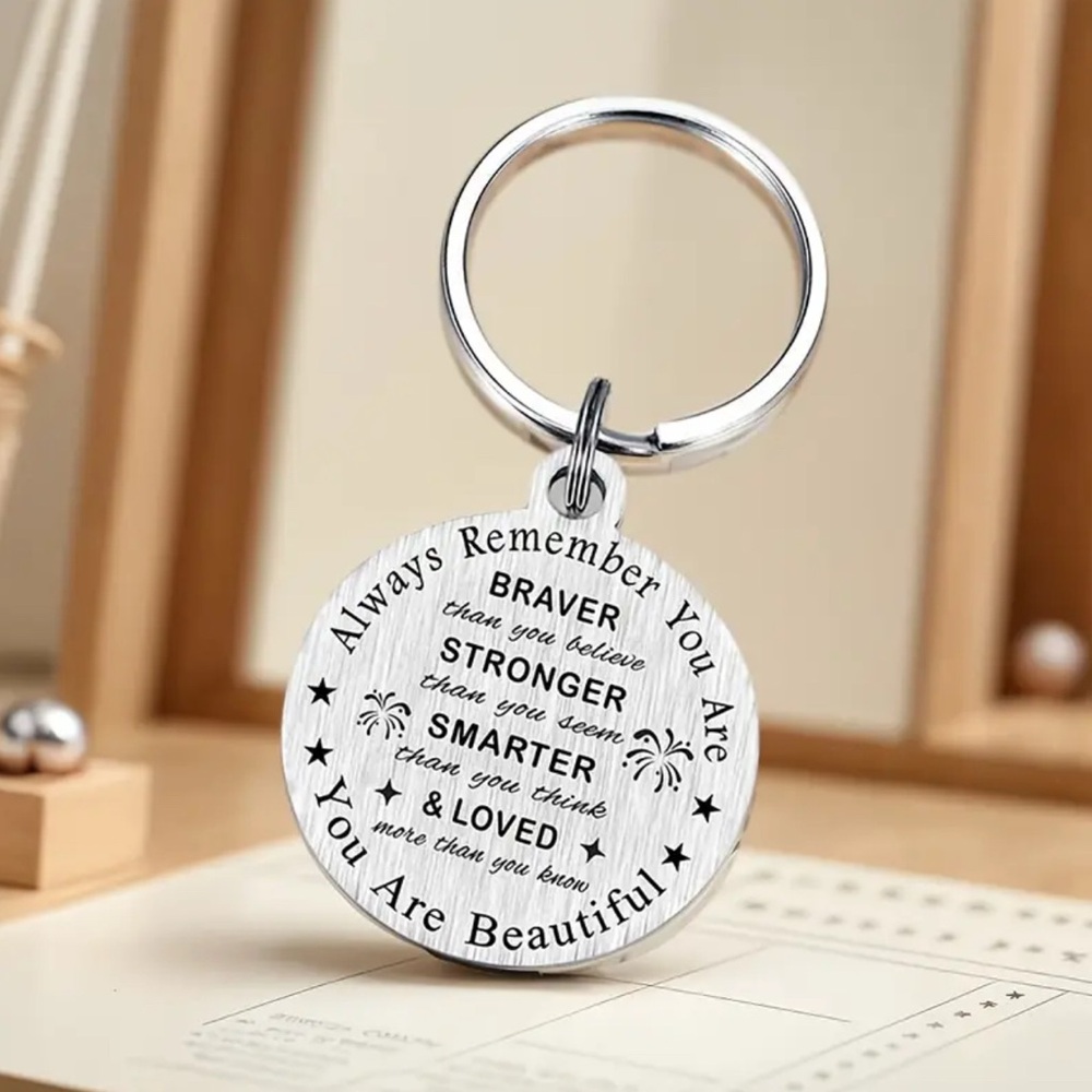Chic Silver Keychain with Hello Kitty Design - Picture 3 of 4